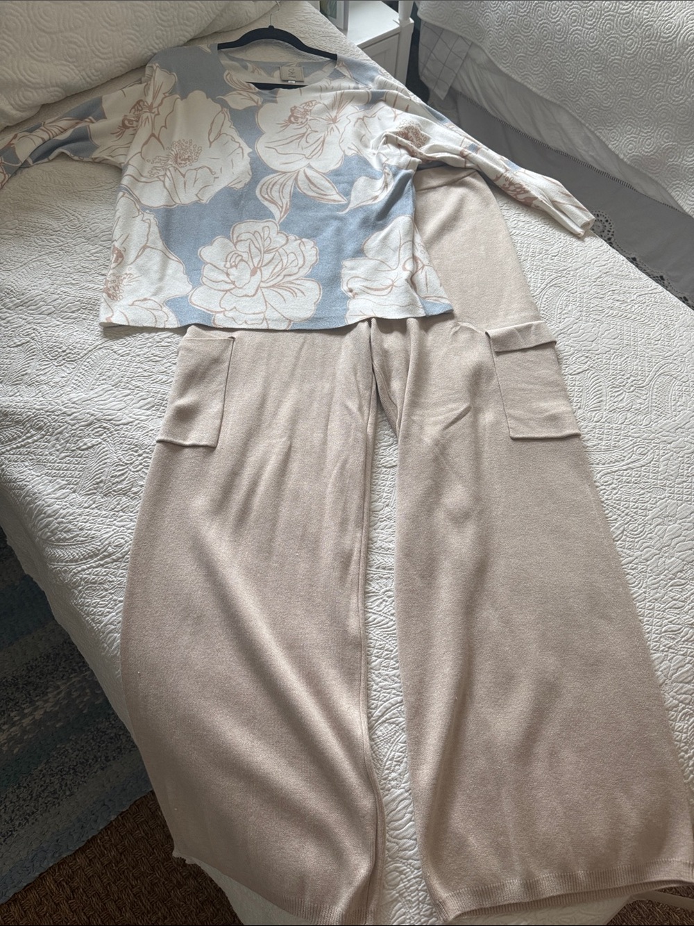 Great 2 piece knit travel outfit